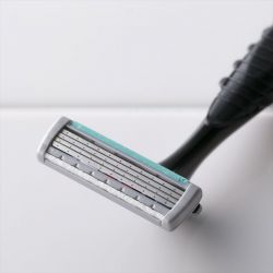 貝印 KAIRAZOR KAI4 ダークナイトホルダー(刃1個付き)(KR4K-1S)